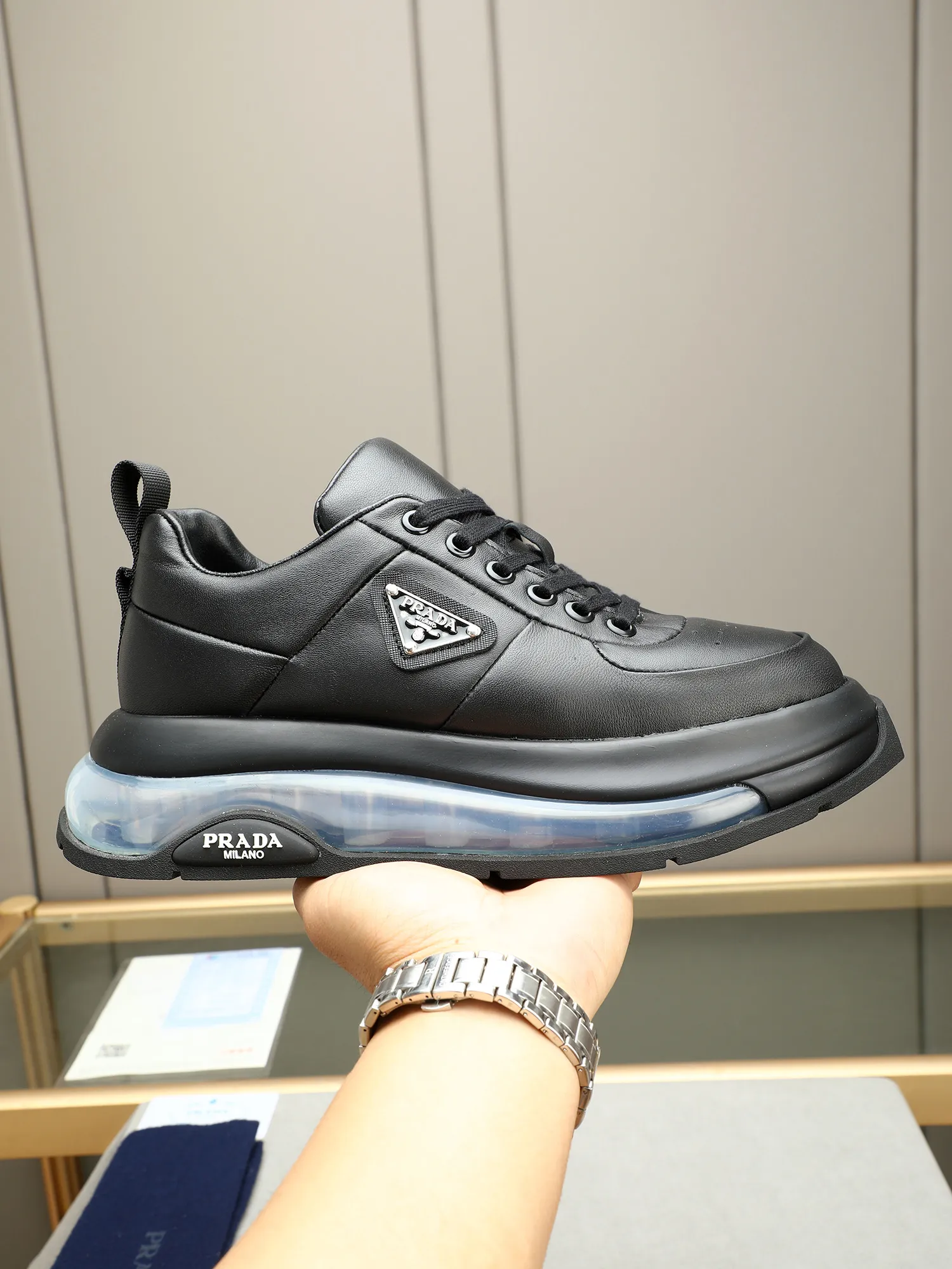 Men's shoes 💰640 Prada/Prada Men's casual shipping, imported cowhide upper, prada triangle logo, lambskin lining, original air cushion sole, rubber sewing process, rubber bottom layer, excellent shock absorption effect, comfortable on the feet! Size: 39-44 (38 45 customized)